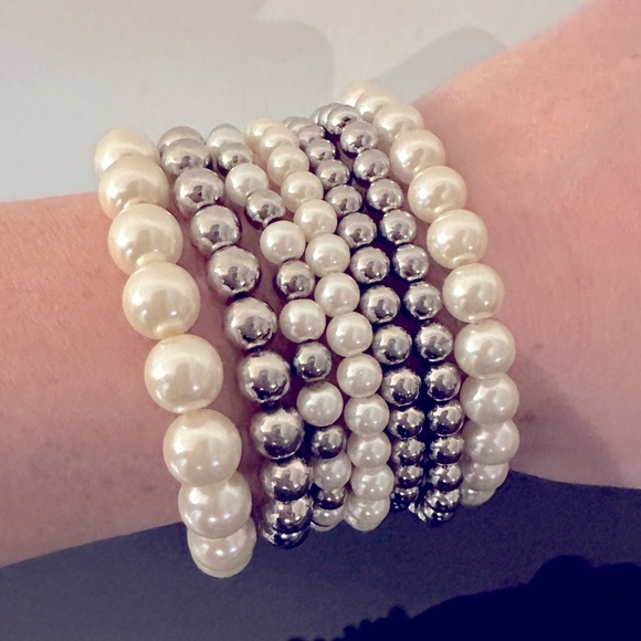 2/$20 ⭐️ Set of pearl bracelets - Picture 1 of 1